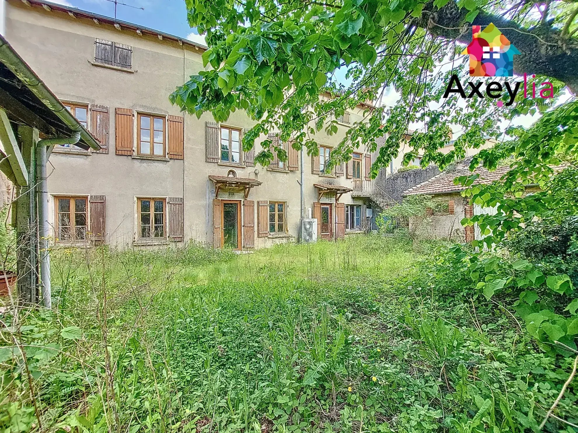 Grande maison de village à réhabiliter avec terrain clos à La Pacaudière 