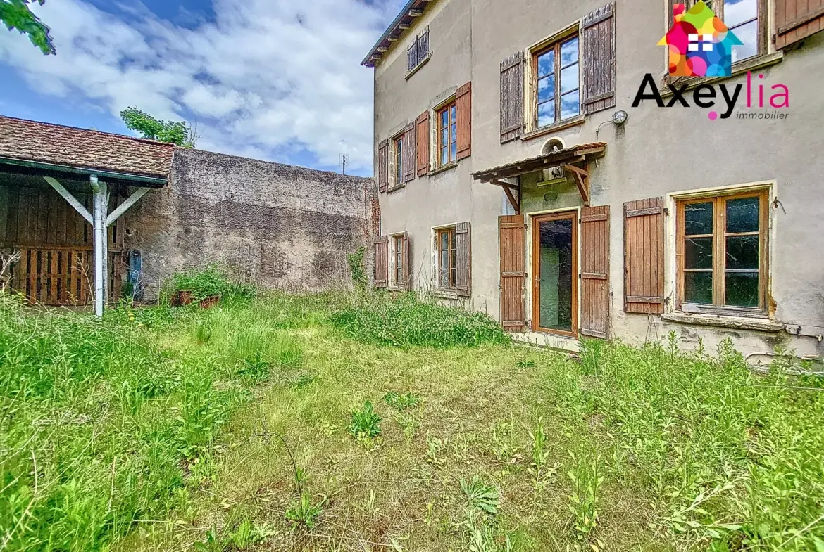 Grande maison de village à réhabiliter avec terrain clos à La Pacaudière 