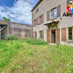 Grande maison de village à réhabiliter avec terrain clos à La Pacaudière