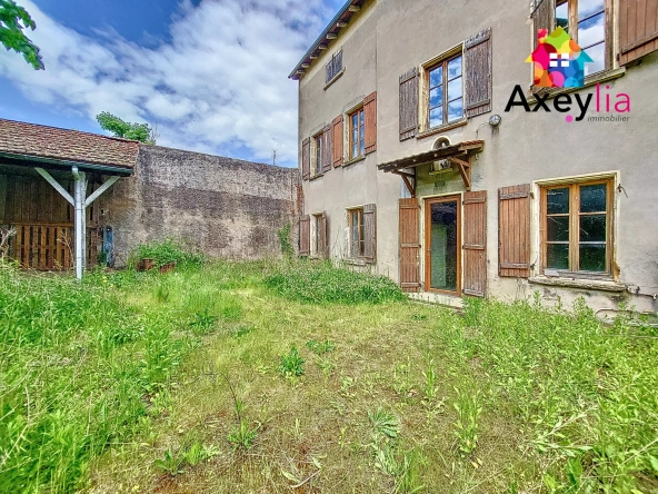 Grande maison de village à réhabiliter avec terrain clos à La Pacaudière