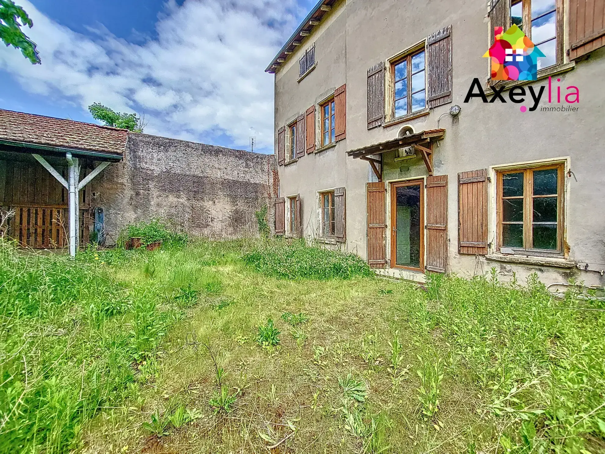 Grande maison de village à réhabiliter avec terrain clos à La Pacaudière 