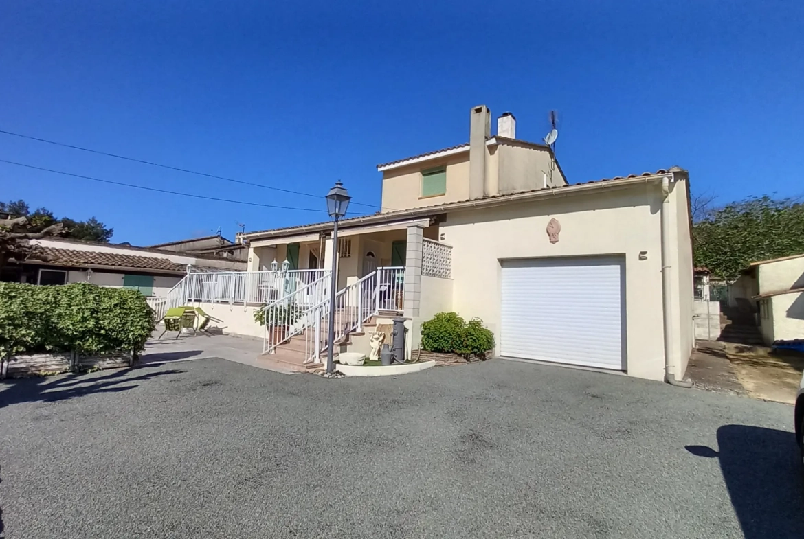 Villa avec piscine, terrasse, garage et vue dégagée à Le Poujol-sur-Orb 