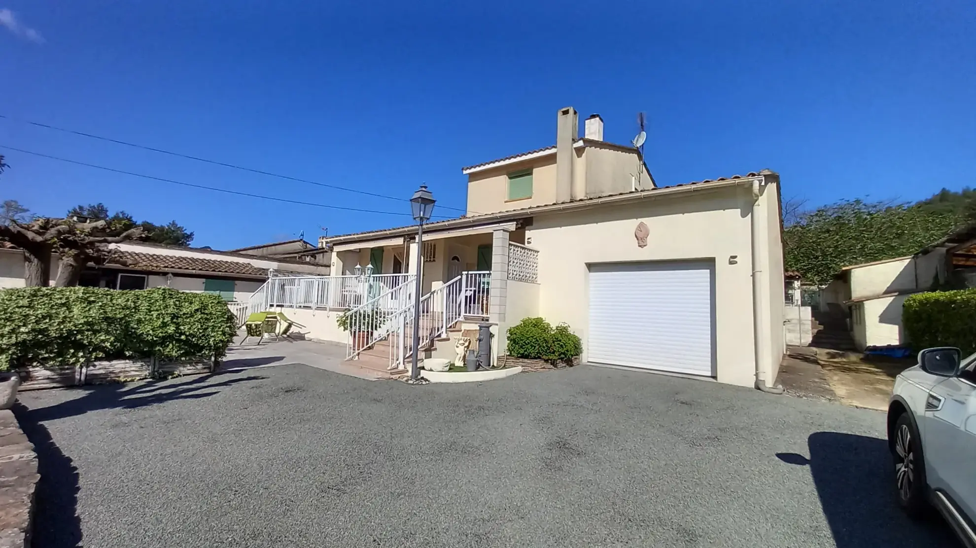 Villa avec piscine, terrasse, garage et vue dégagée à Le Poujol-sur-Orb 