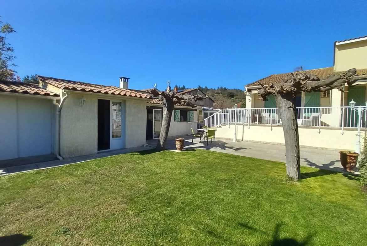 Villa avec piscine, terrasse, garage et vue dégagée à Le Poujol-sur-Orb 