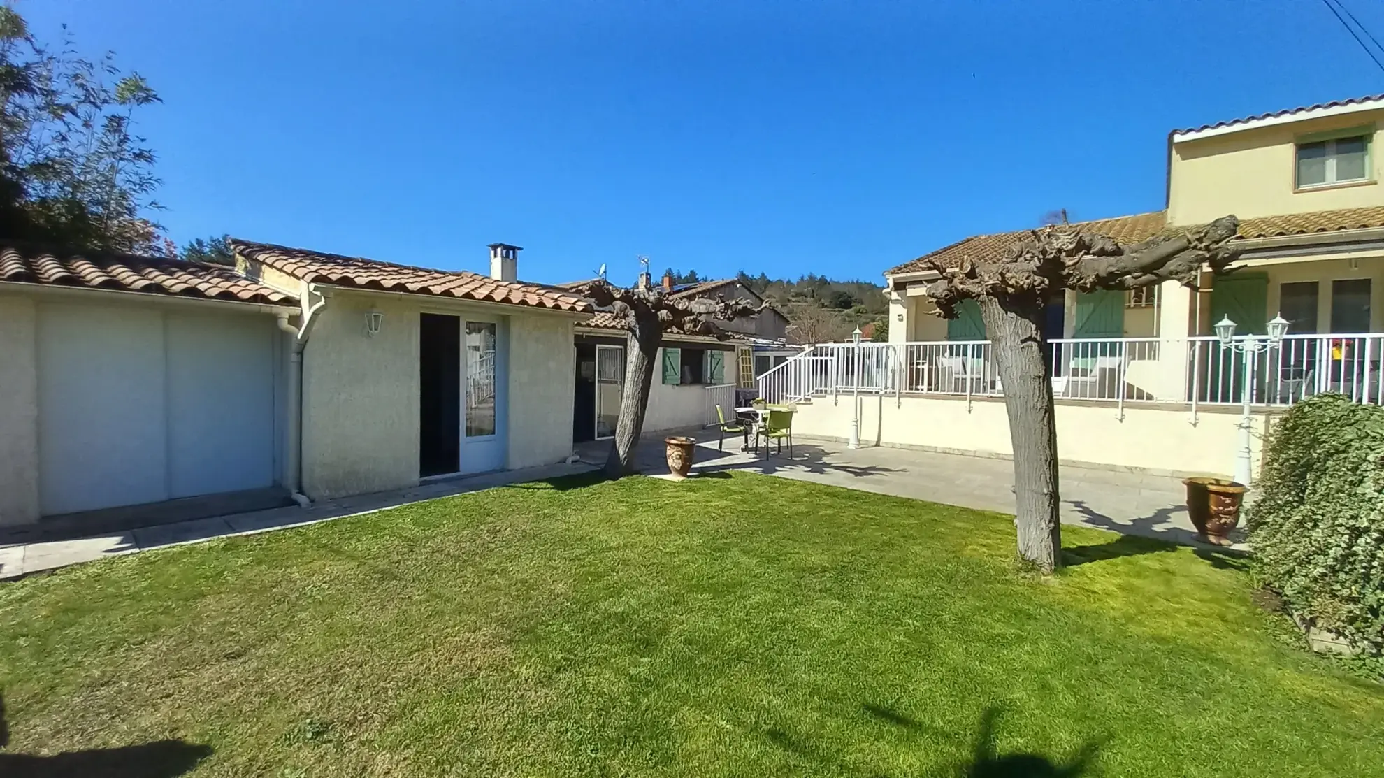 Villa avec piscine, terrasse, garage et vue dégagée à Le Poujol-sur-Orb 