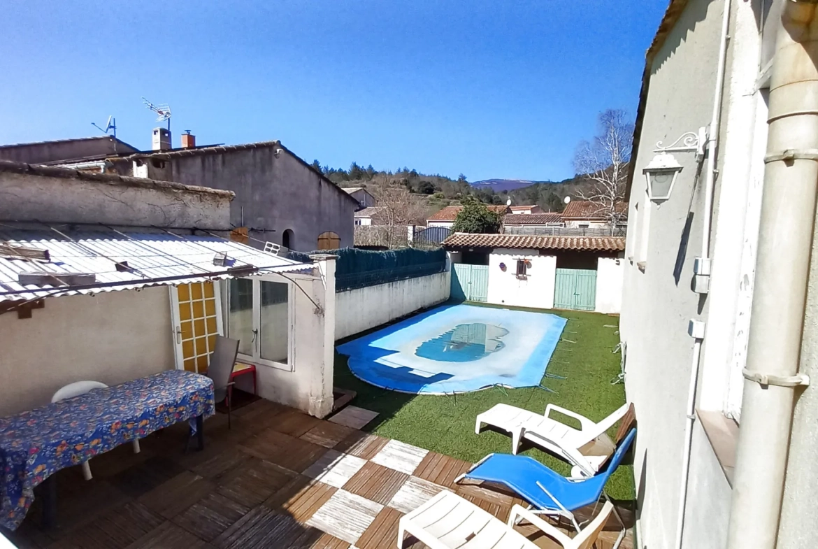 Villa avec piscine, terrasse, garage et vue dégagée à Le Poujol-sur-Orb 