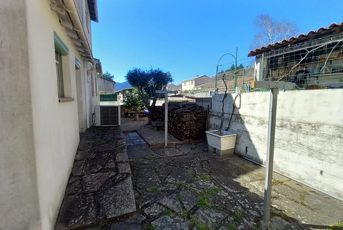 Villa avec piscine, terrasse, garage et vue dégagée à Le Poujol-sur-Orb 