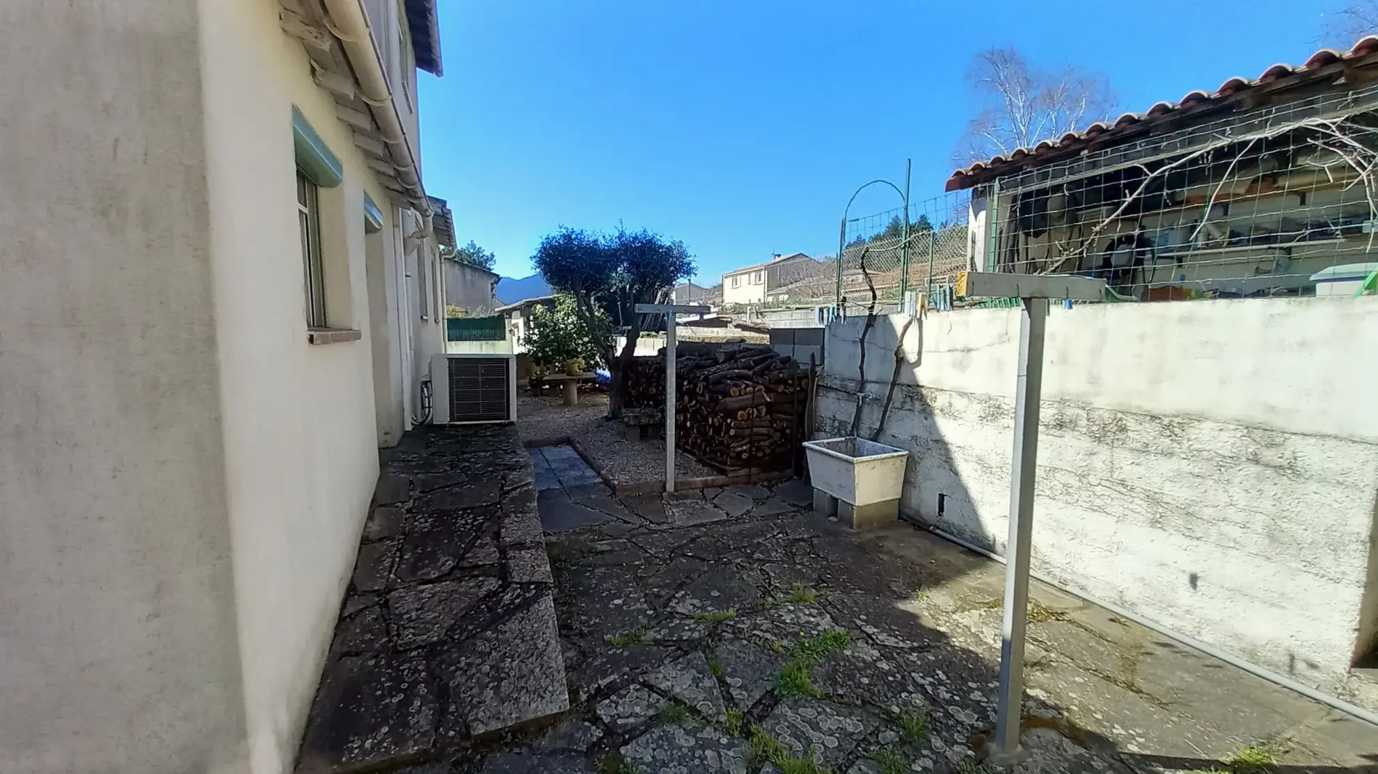 Villa avec piscine, terrasse, garage et vue dégagée à Le Poujol-sur-Orb 