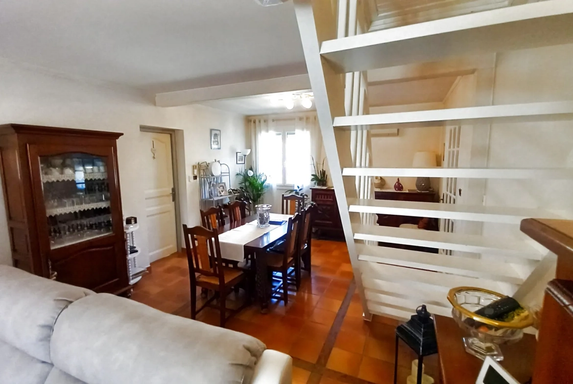 Villa avec piscine, terrasse, garage et vue dégagée à Le Poujol-sur-Orb 