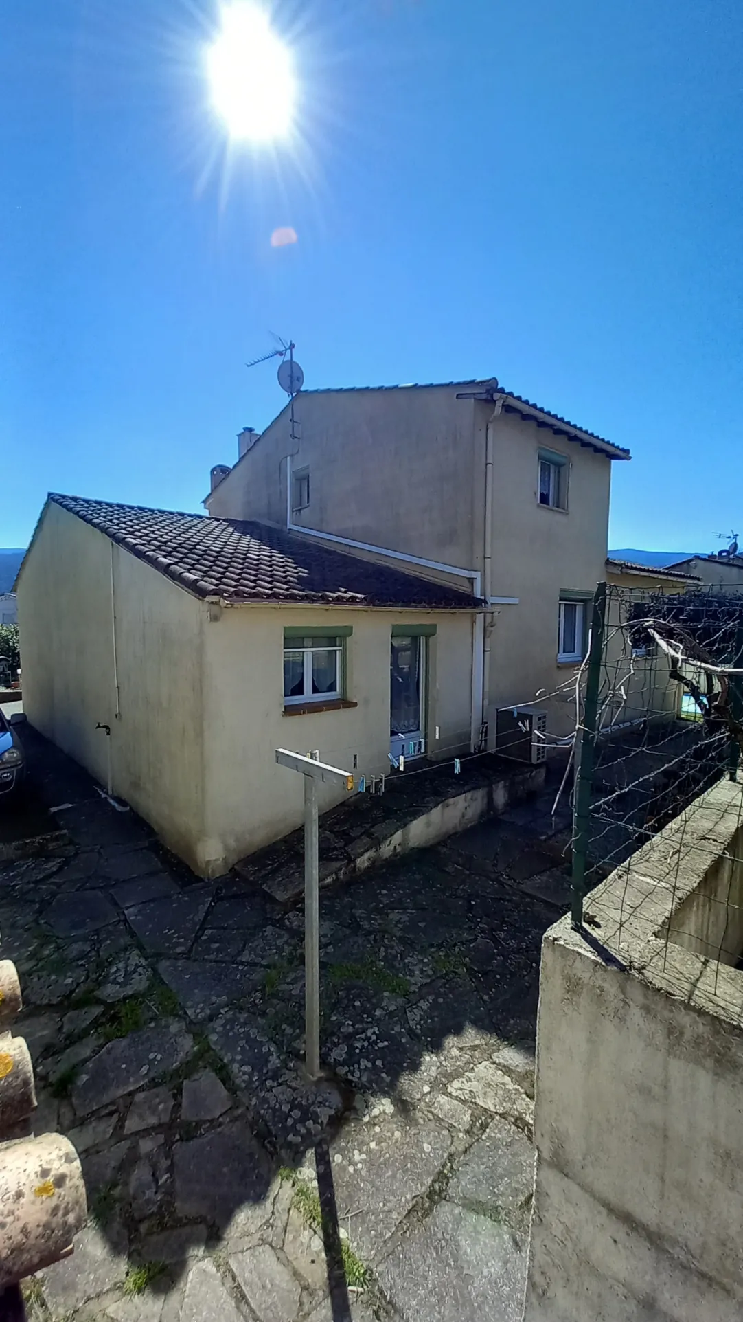 Villa avec piscine, terrasse, garage et vue dégagée à Le Poujol-sur-Orb 