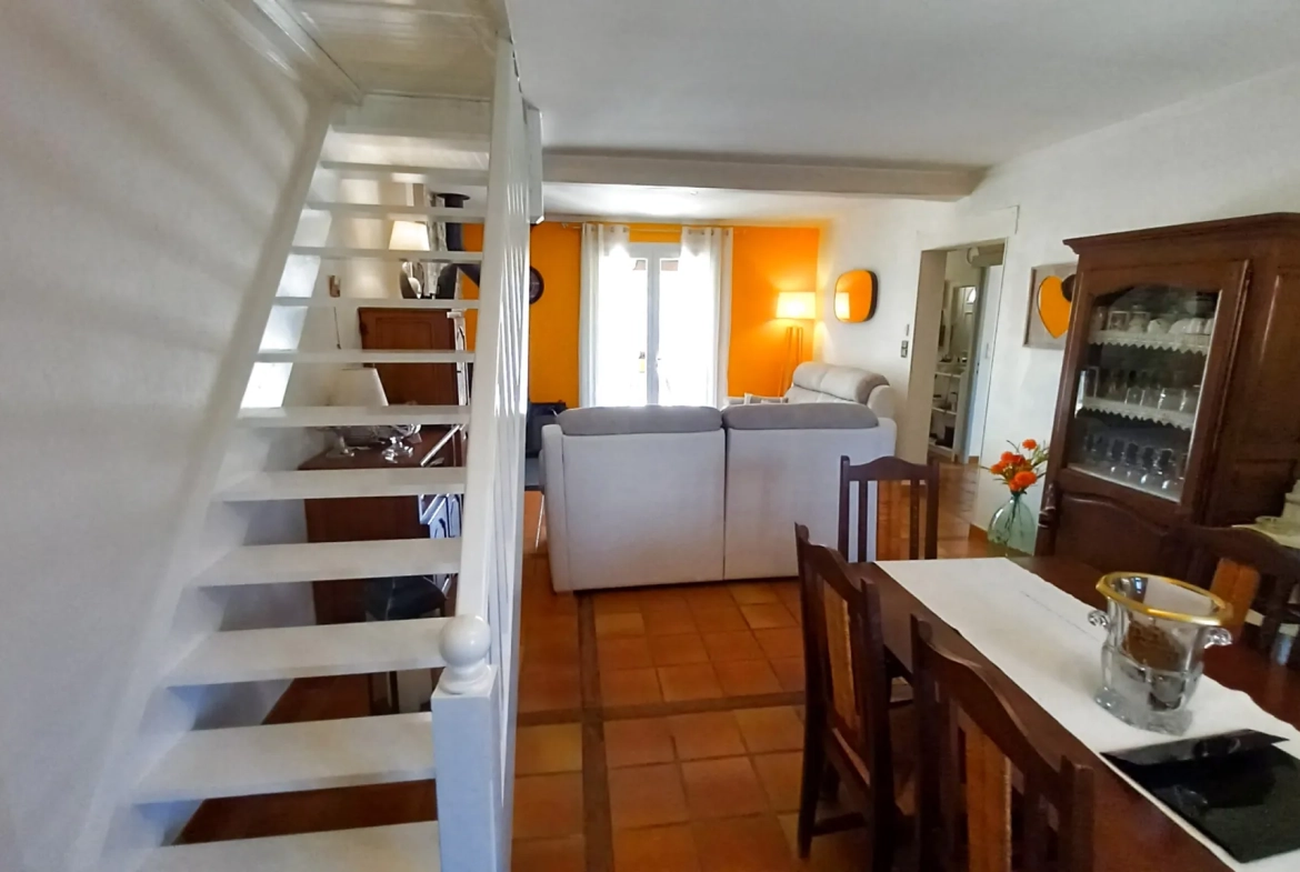 Villa avec piscine, terrasse, garage et vue dégagée à Le Poujol-sur-Orb 