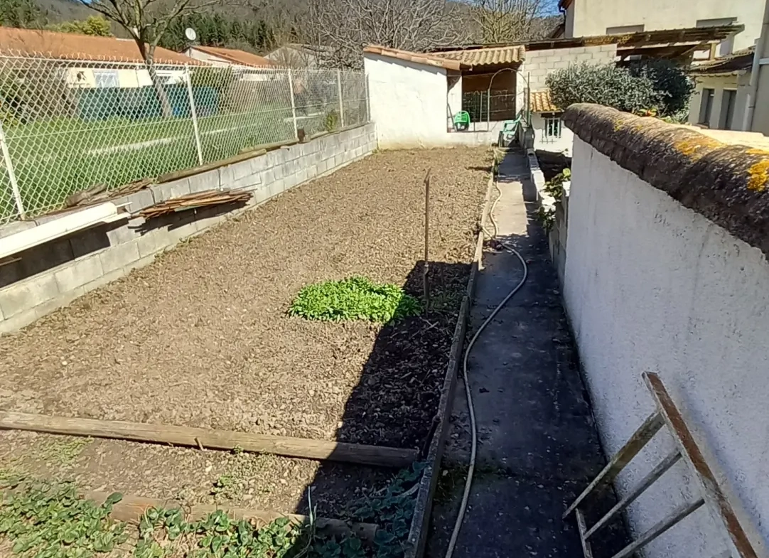 Villa avec piscine, terrasse, garage et vue dégagée à Le Poujol-sur-Orb 