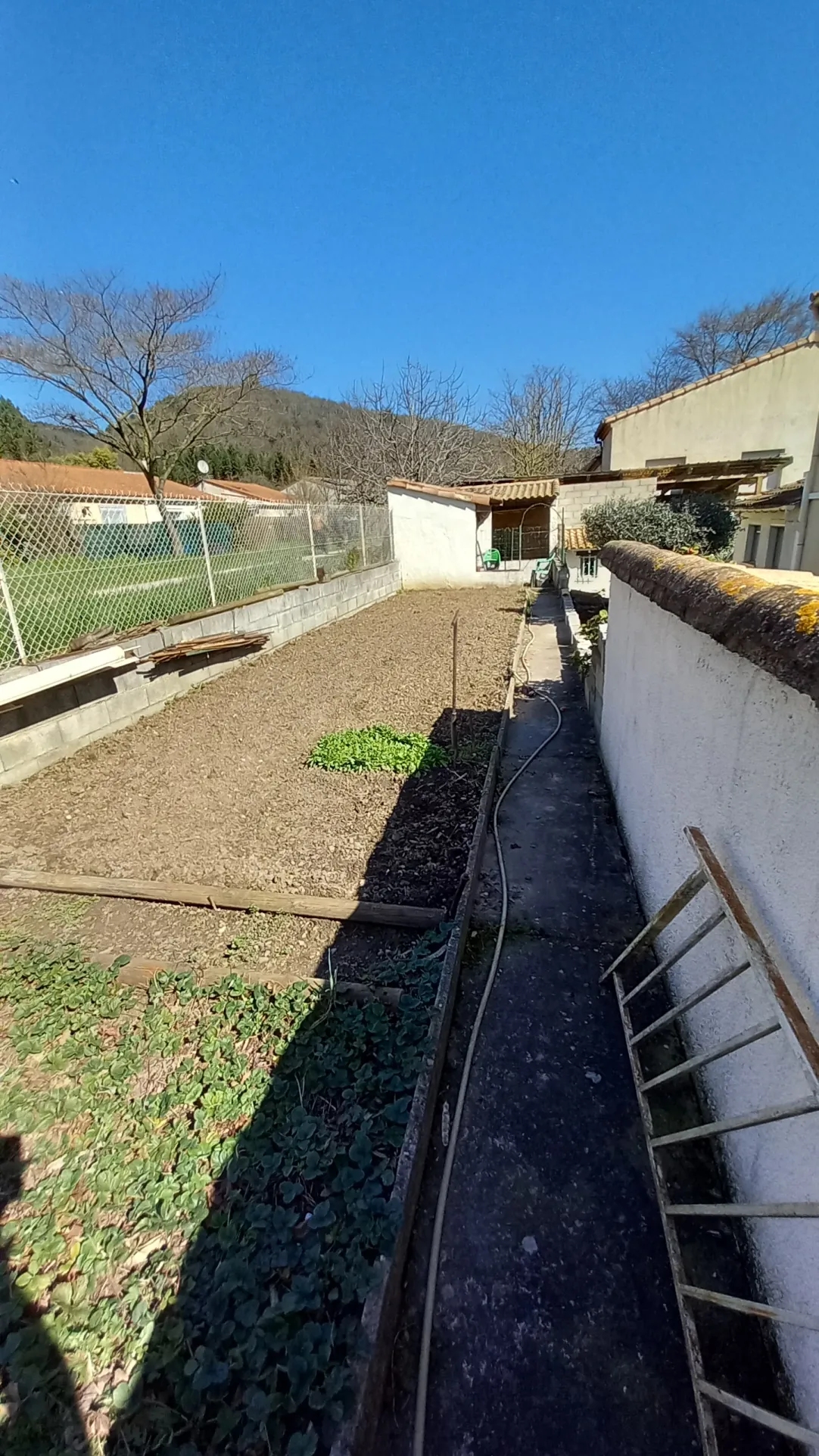 Villa avec piscine, terrasse, garage et vue dégagée à Le Poujol-sur-Orb 