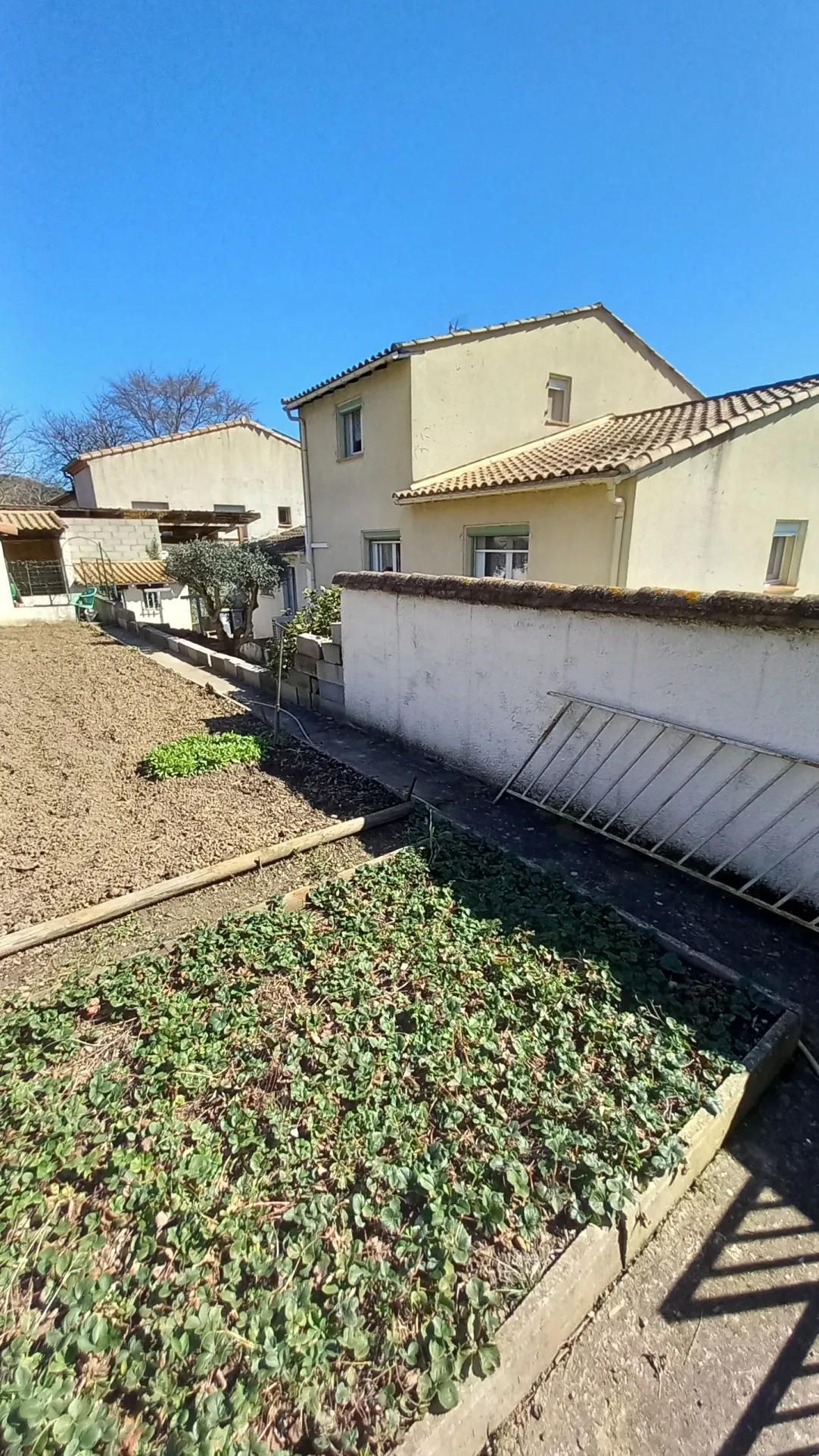 Villa avec piscine, terrasse, garage et vue dégagée à Le Poujol-sur-Orb 