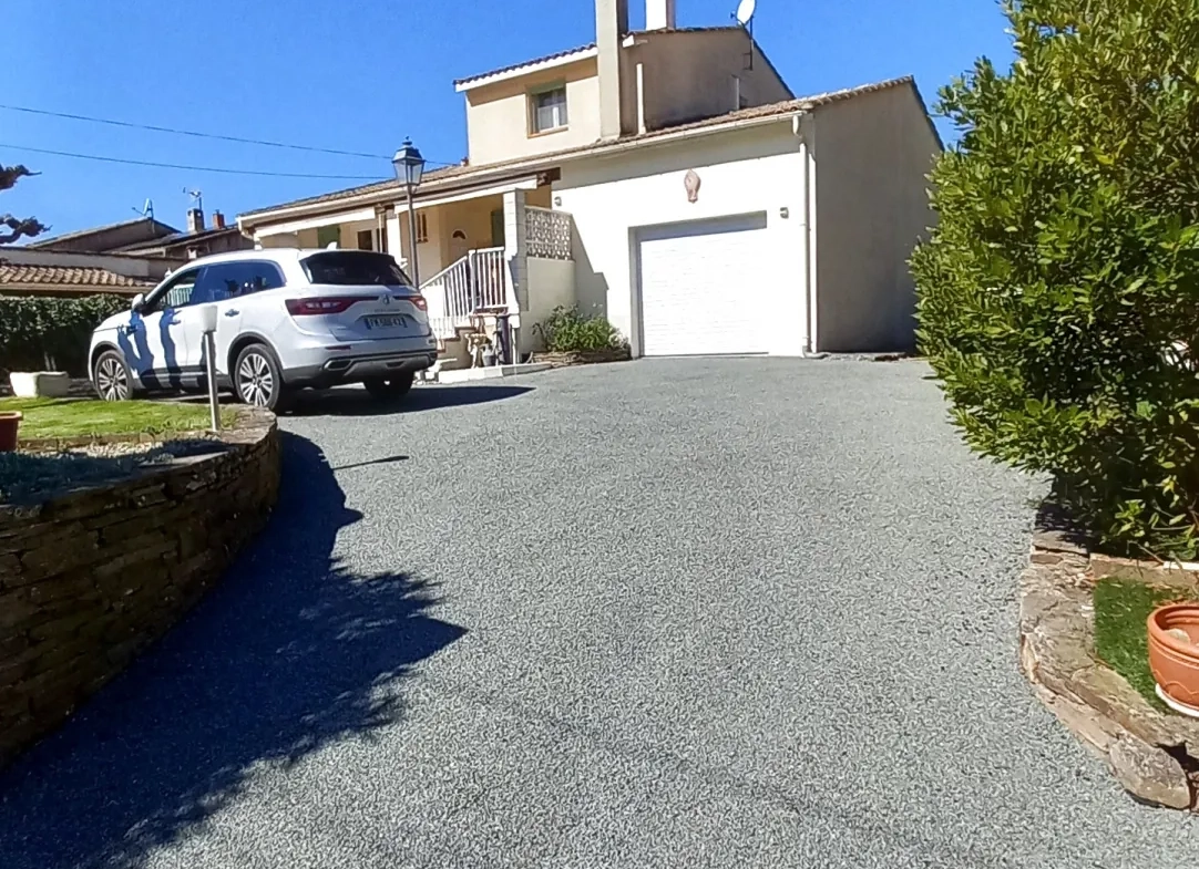 Villa avec piscine, terrasse, garage et vue dégagée à Le Poujol-sur-Orb 