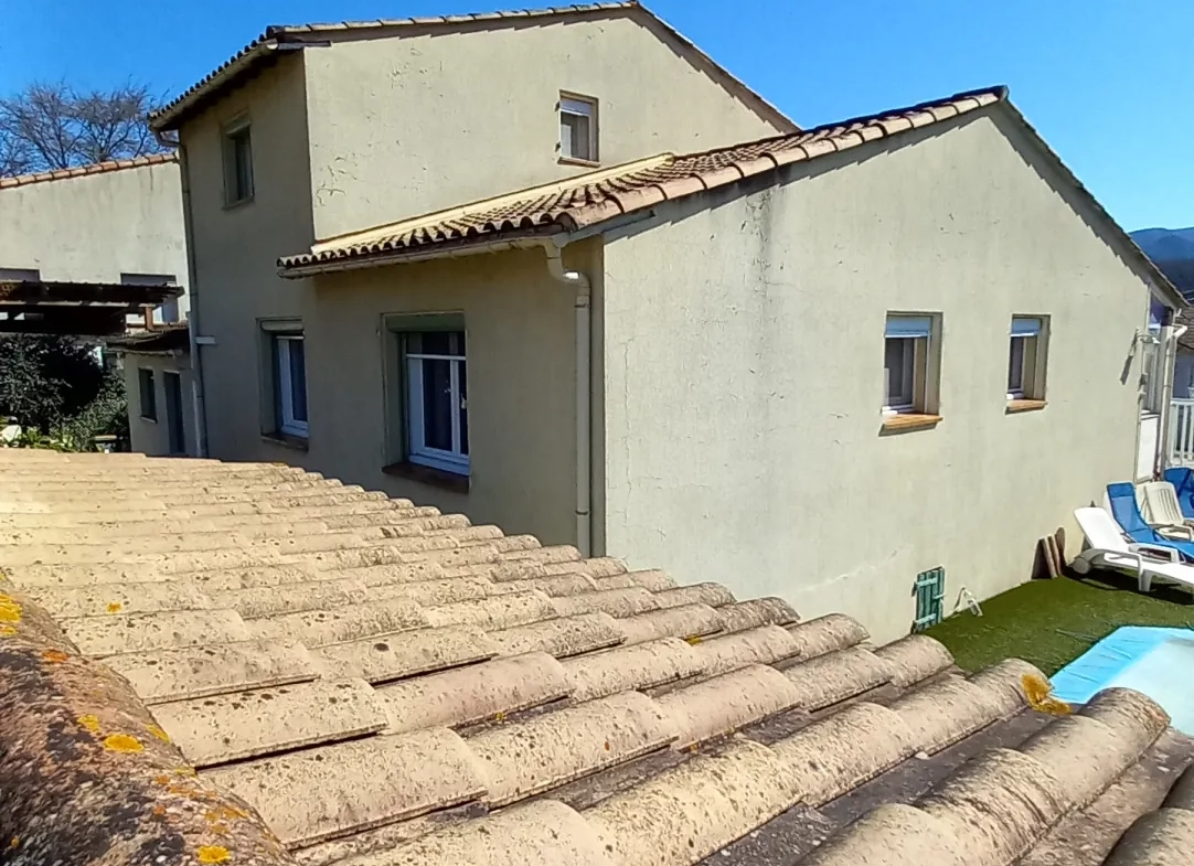 Villa avec piscine, terrasse, garage et vue dégagée à Le Poujol-sur-Orb 