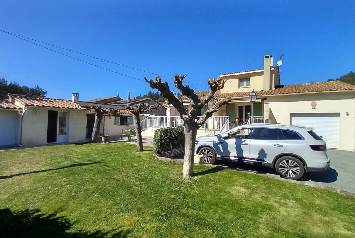 Villa avec piscine, terrasse, garage et vue dégagée à Le Poujol-sur-Orb 