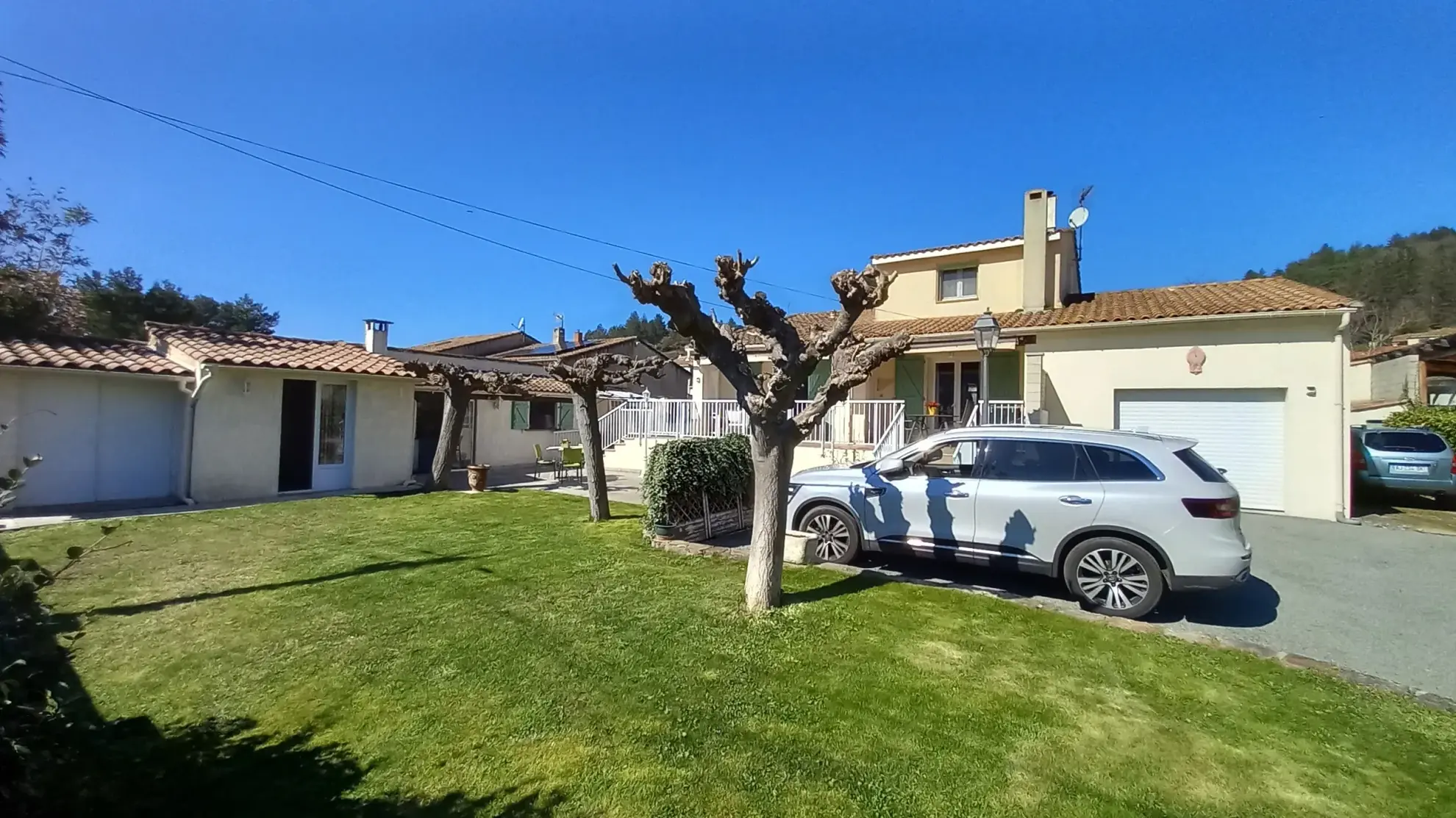 Villa avec piscine, terrasse, garage et vue dégagée à Le Poujol-sur-Orb 