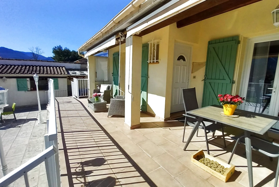Villa avec piscine, terrasse, garage et vue dégagée à Le Poujol-sur-Orb 