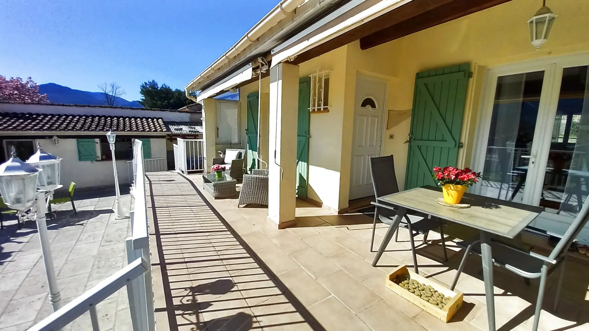 Villa avec piscine, terrasse, garage et vue dégagée à Le Poujol-sur-Orb 
