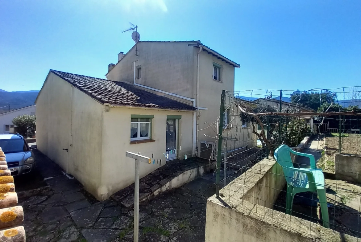 Villa avec piscine, terrasse, garage et vue dégagée à Le Poujol-sur-Orb 