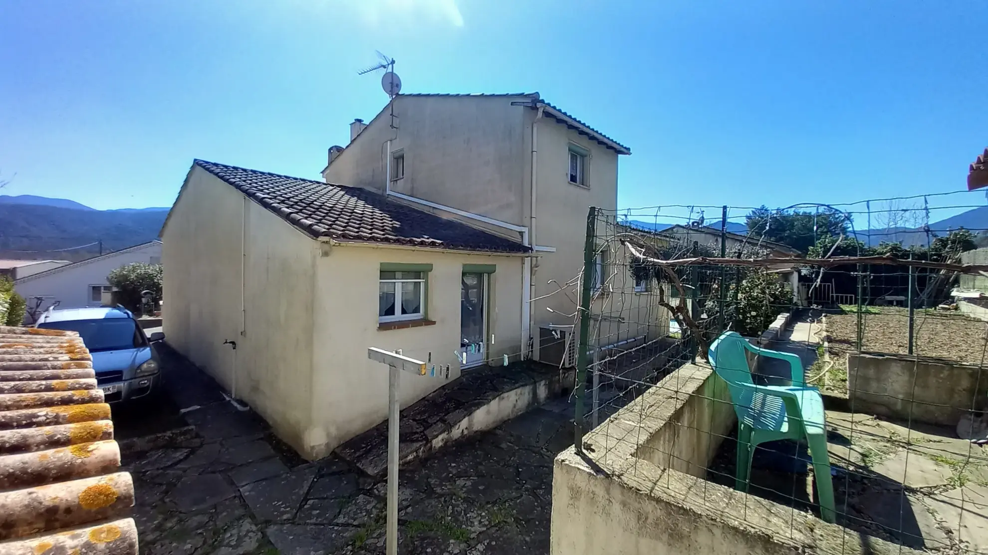 Villa avec piscine, terrasse, garage et vue dégagée à Le Poujol-sur-Orb 