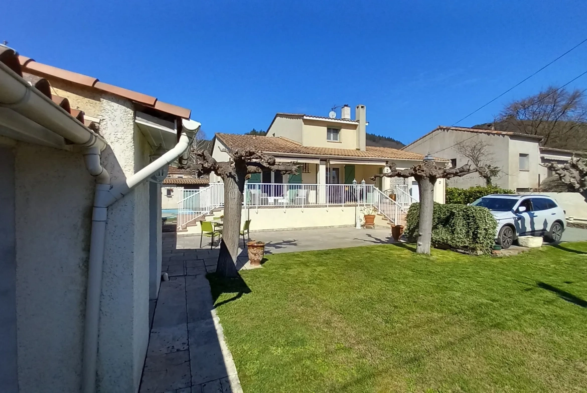 Villa avec piscine, terrasse, garage et vue dégagée à Le Poujol-sur-Orb 
