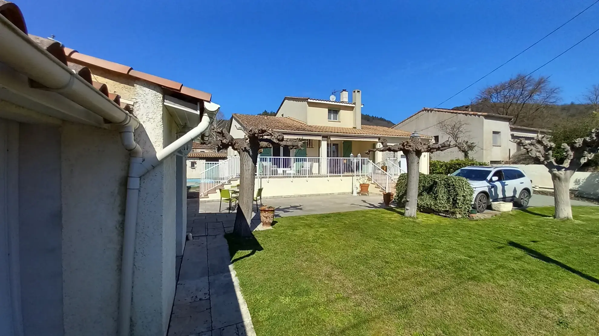 Villa avec piscine, terrasse, garage et vue dégagée à Le Poujol-sur-Orb 