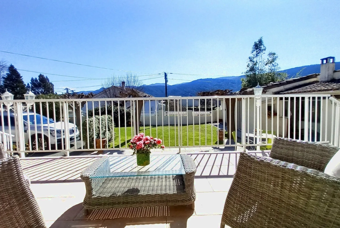 Villa avec piscine, terrasse, garage et vue dégagée à Le Poujol-sur-Orb 