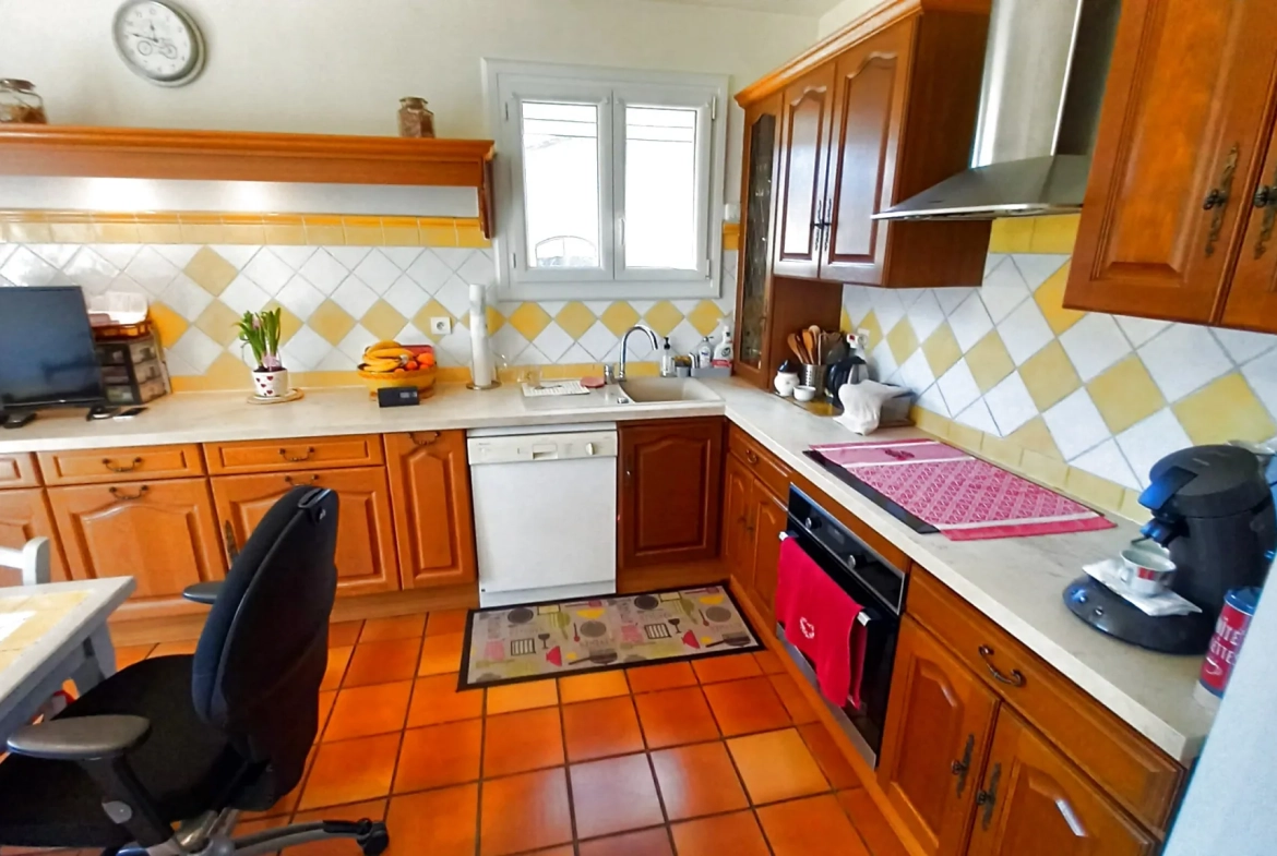 Villa avec piscine, terrasse, garage et vue dégagée à Le Poujol-sur-Orb 