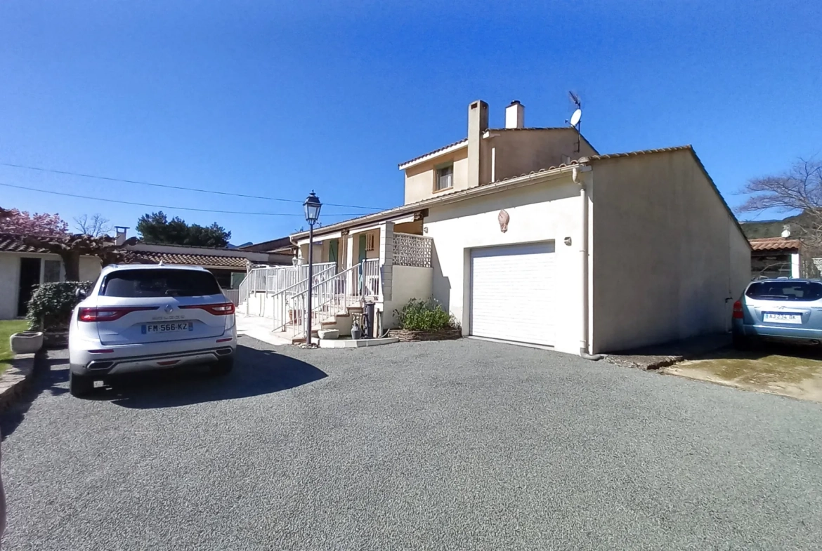 Villa avec piscine, terrasse, garage et vue dégagée à Le Poujol-sur-Orb 