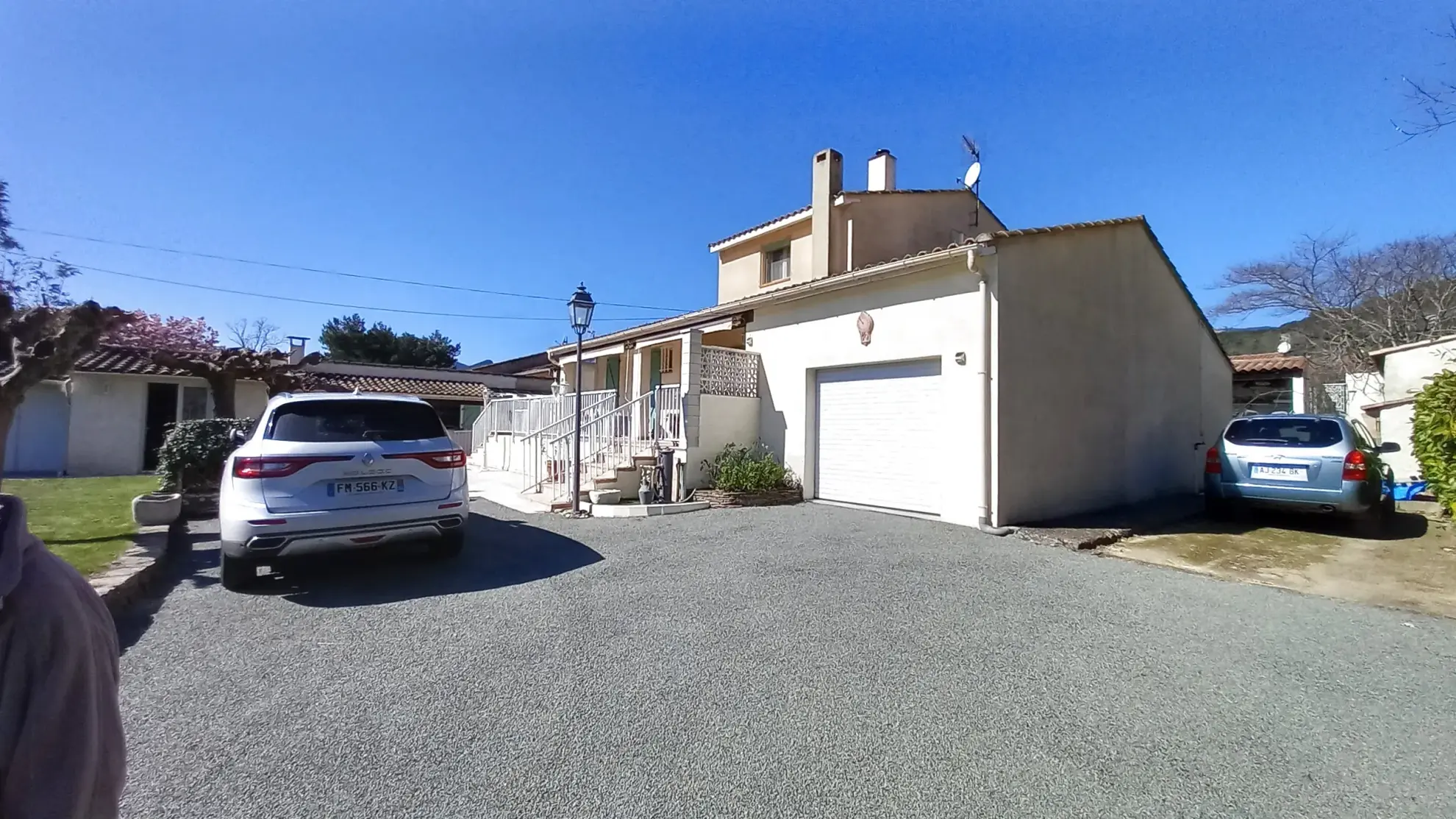 Villa avec piscine, terrasse, garage et vue dégagée à Le Poujol-sur-Orb 