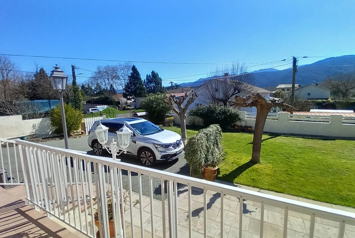 Villa avec piscine, terrasse, garage et vue dégagée à Le Poujol-sur-Orb 