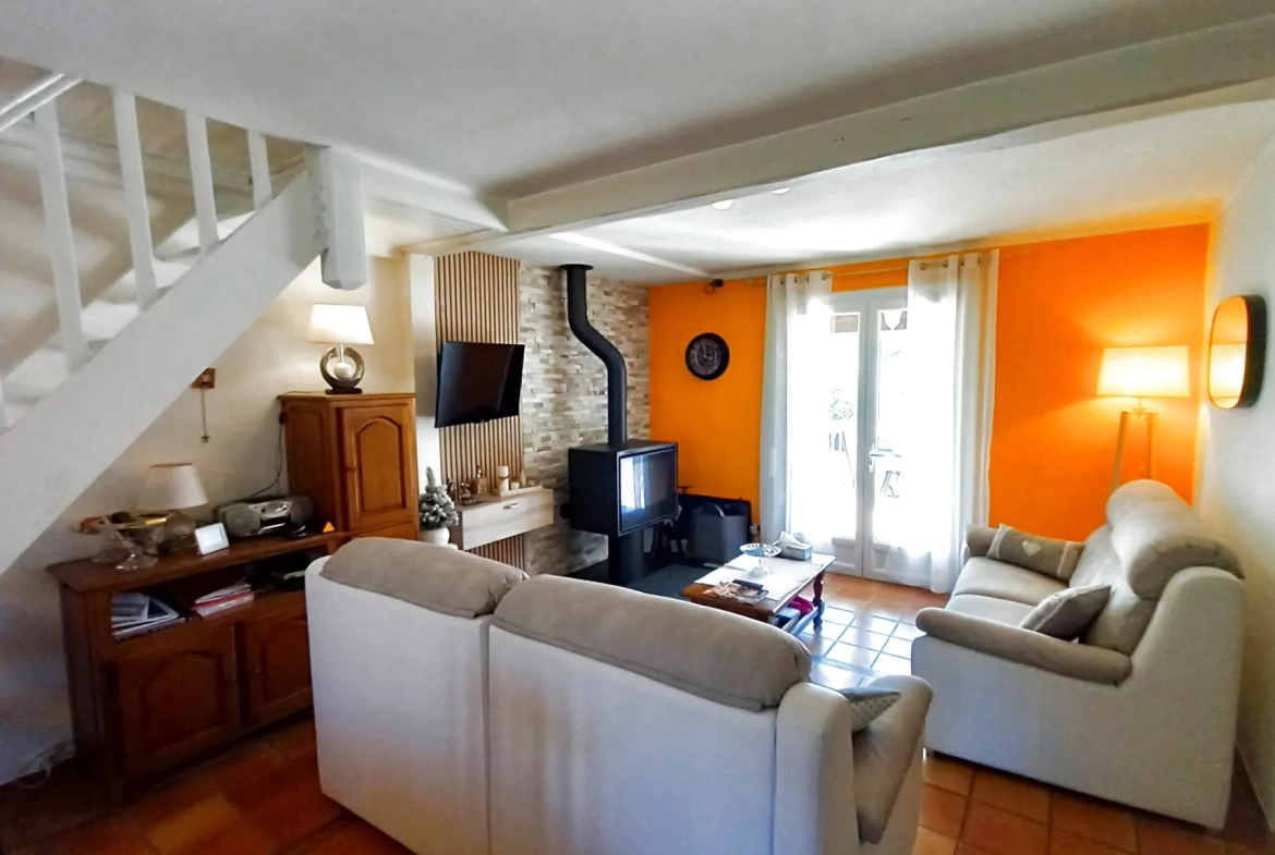 Villa avec piscine, terrasse, garage et vue dégagée à Le Poujol-sur-Orb 