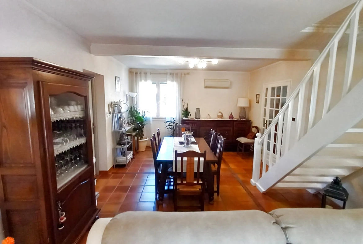 Villa avec piscine, terrasse, garage et vue dégagée à Le Poujol-sur-Orb 