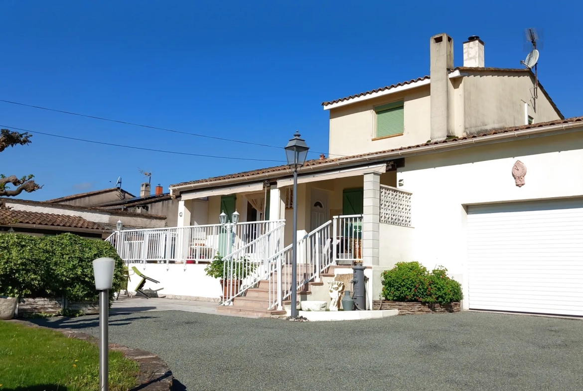 Villa avec piscine, terrasse, garage et vue dégagée à Le Poujol-sur-Orb 