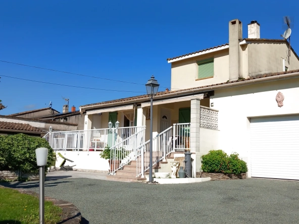 Villa avec piscine, terrasse, garage et vue dégagée à Le Poujol-sur-Orb