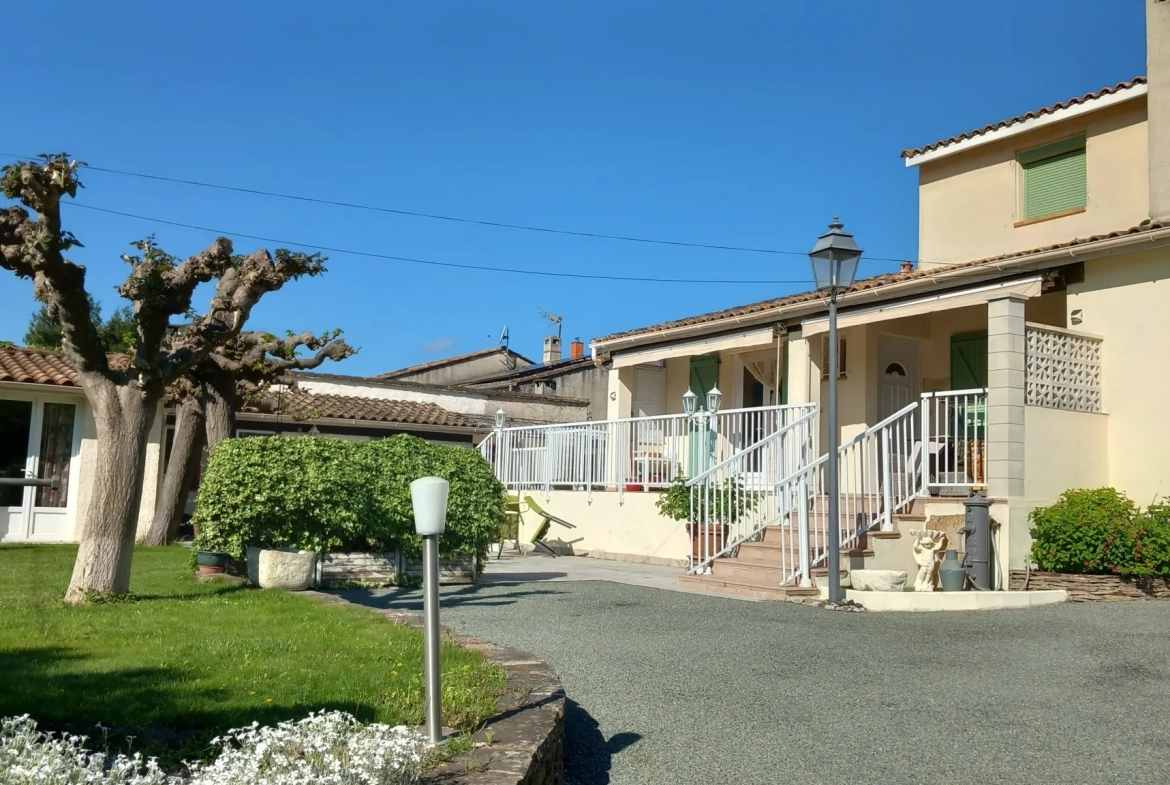 Villa avec piscine, terrasse, garage et vue dégagée à Le Poujol-sur-Orb 