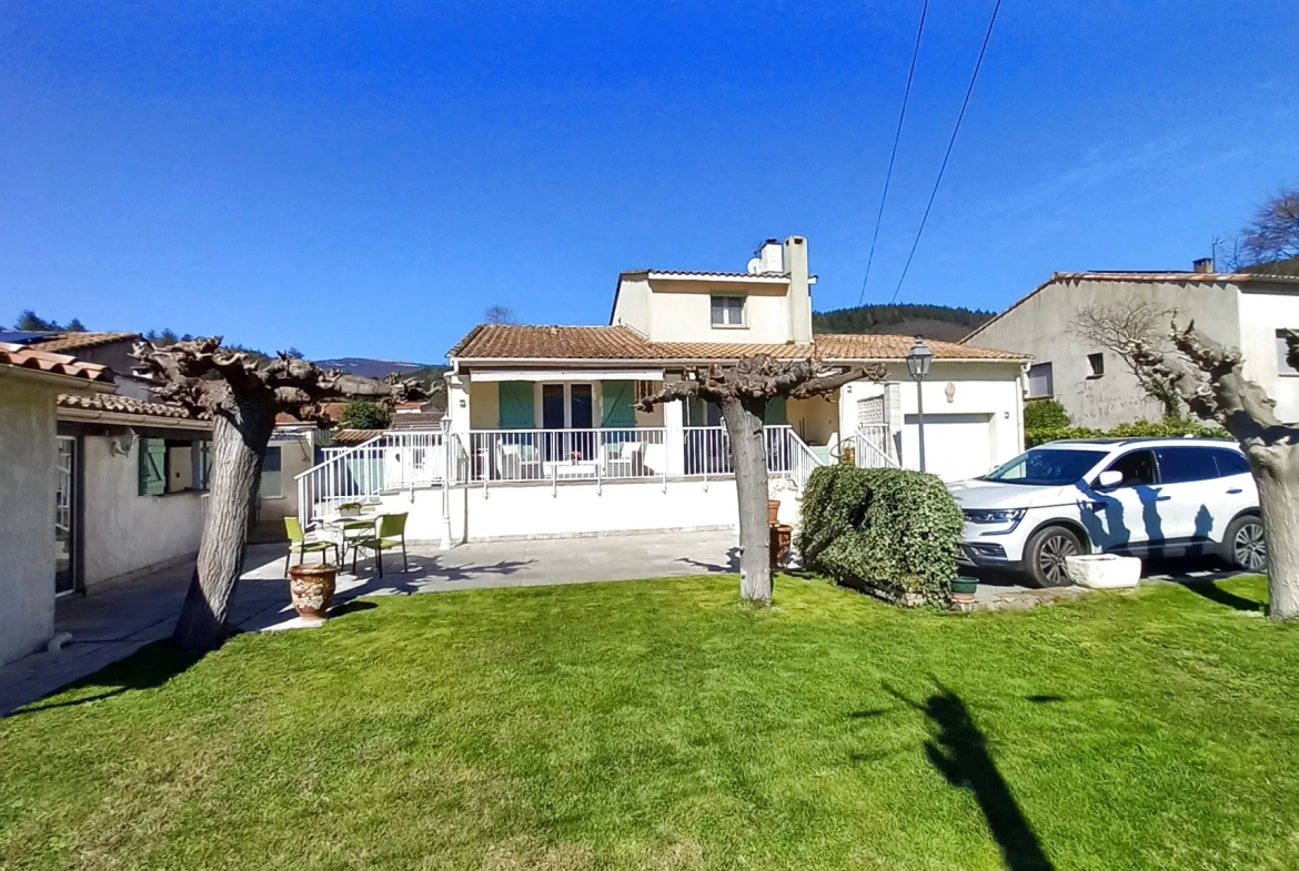 Villa avec piscine, terrasse, garage et vue dégagée à Le Poujol-sur-Orb 