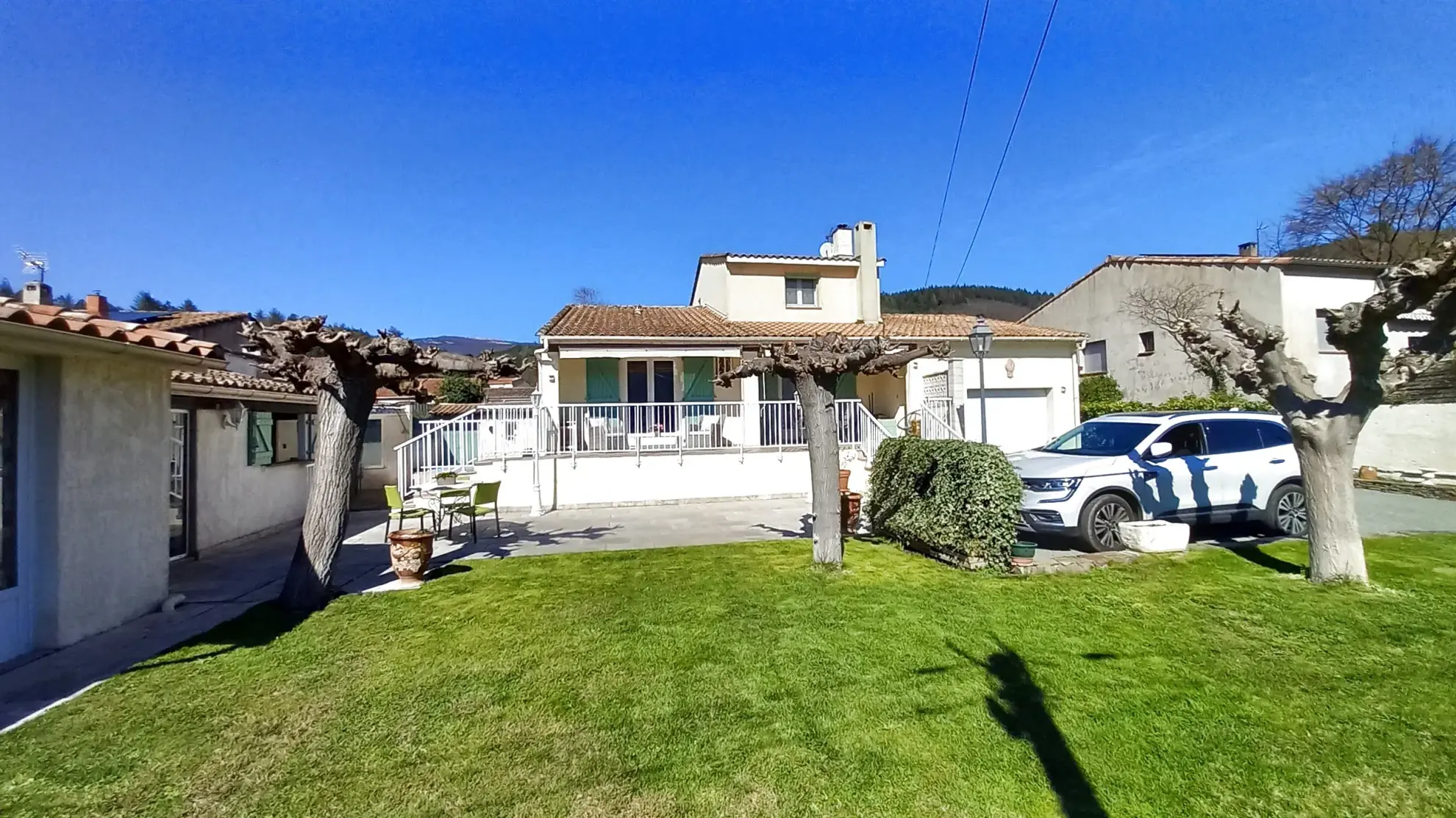 Villa avec piscine, terrasse, garage et vue dégagée à Le Poujol-sur-Orb 