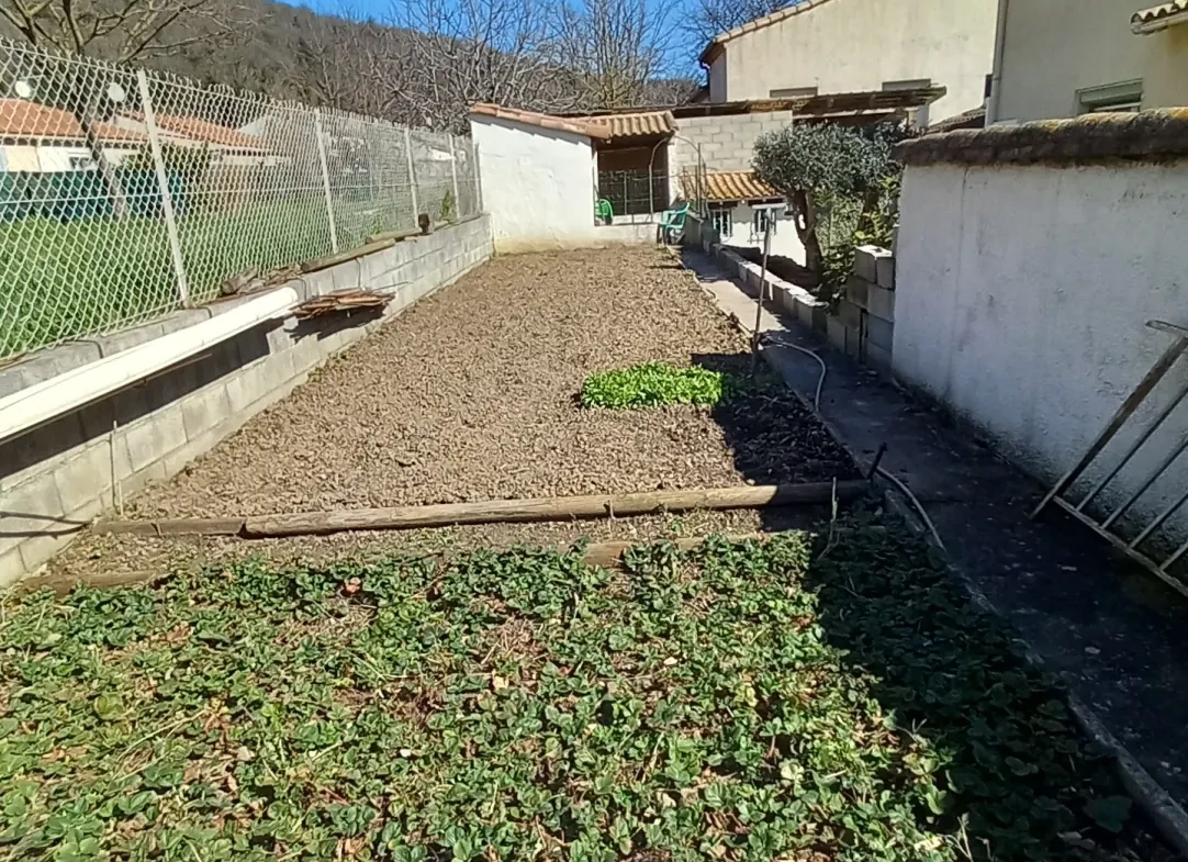 Villa avec piscine, terrasse, garage et vue dégagée à Le Poujol-sur-Orb 