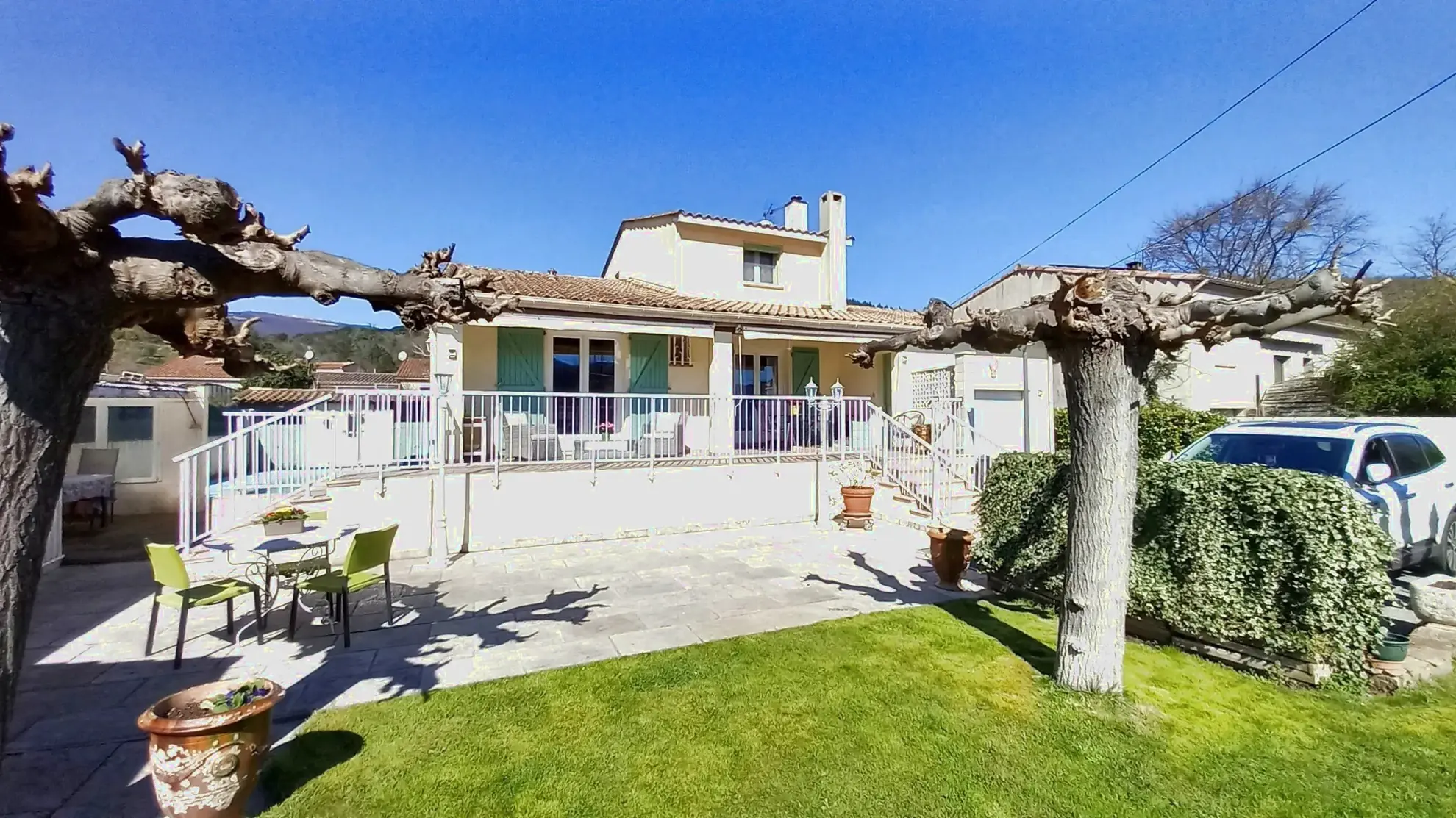 Villa avec piscine, terrasse, garage et vue dégagée à Le Poujol-sur-Orb 