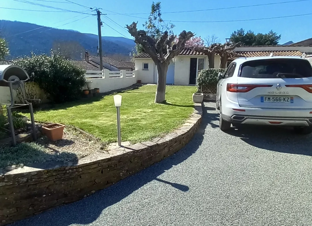 Villa avec piscine, terrasse, garage et vue dégagée à Le Poujol-sur-Orb 