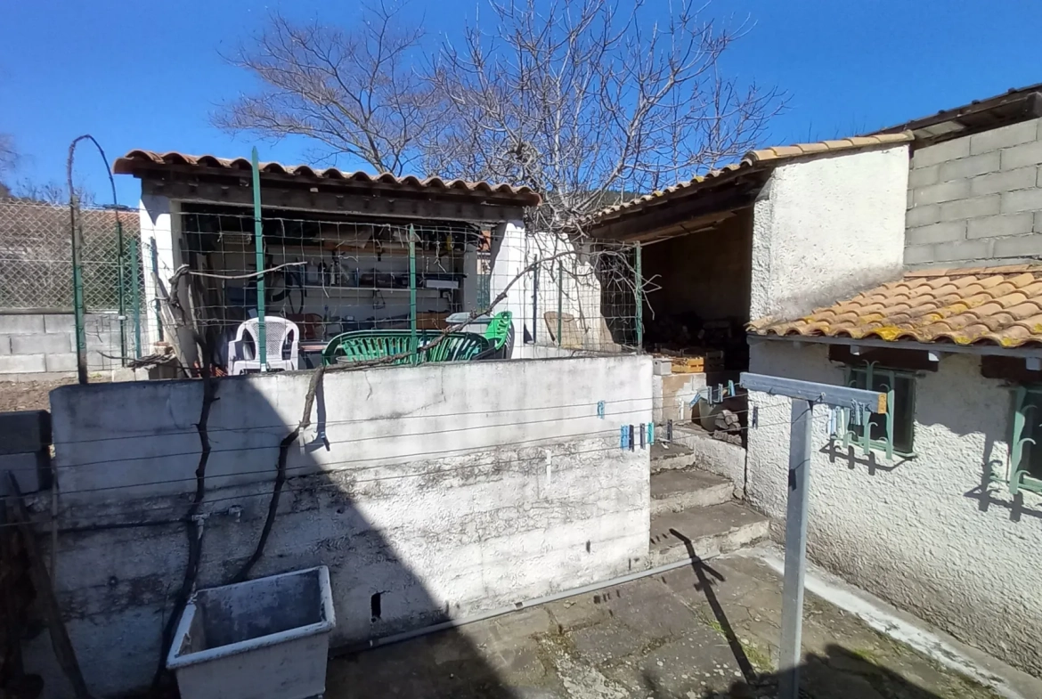 Villa avec piscine, terrasse, garage et vue dégagée à Le Poujol-sur-Orb 