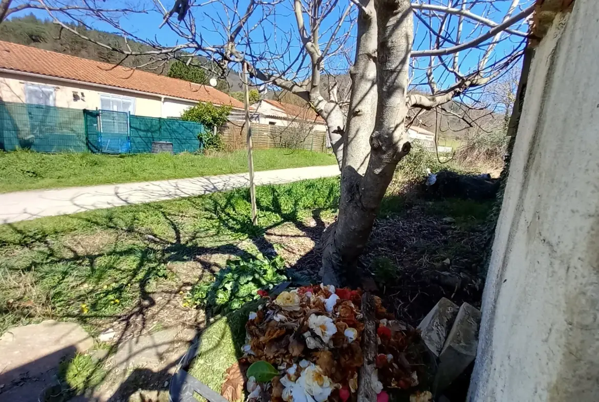 Villa avec piscine, terrasse, garage et vue dégagée à Le Poujol-sur-Orb 