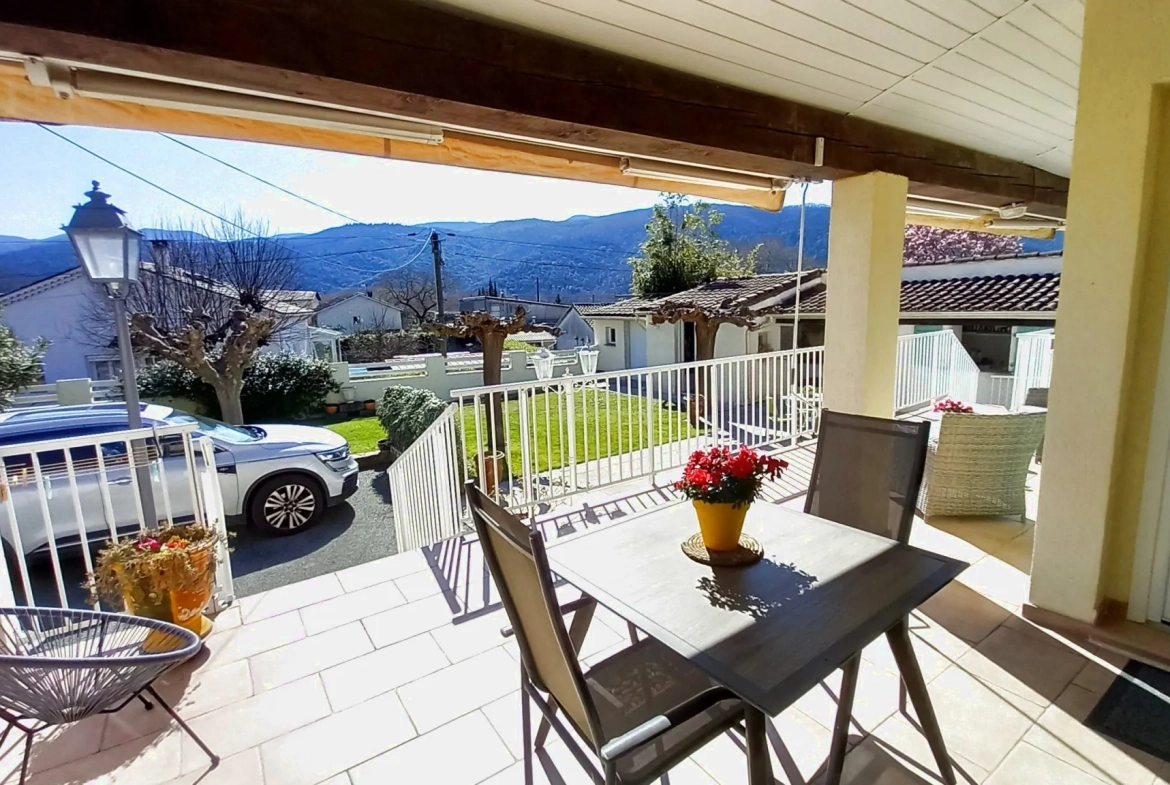 Villa avec piscine, terrasse, garage et vue dégagée à Le Poujol-sur-Orb 