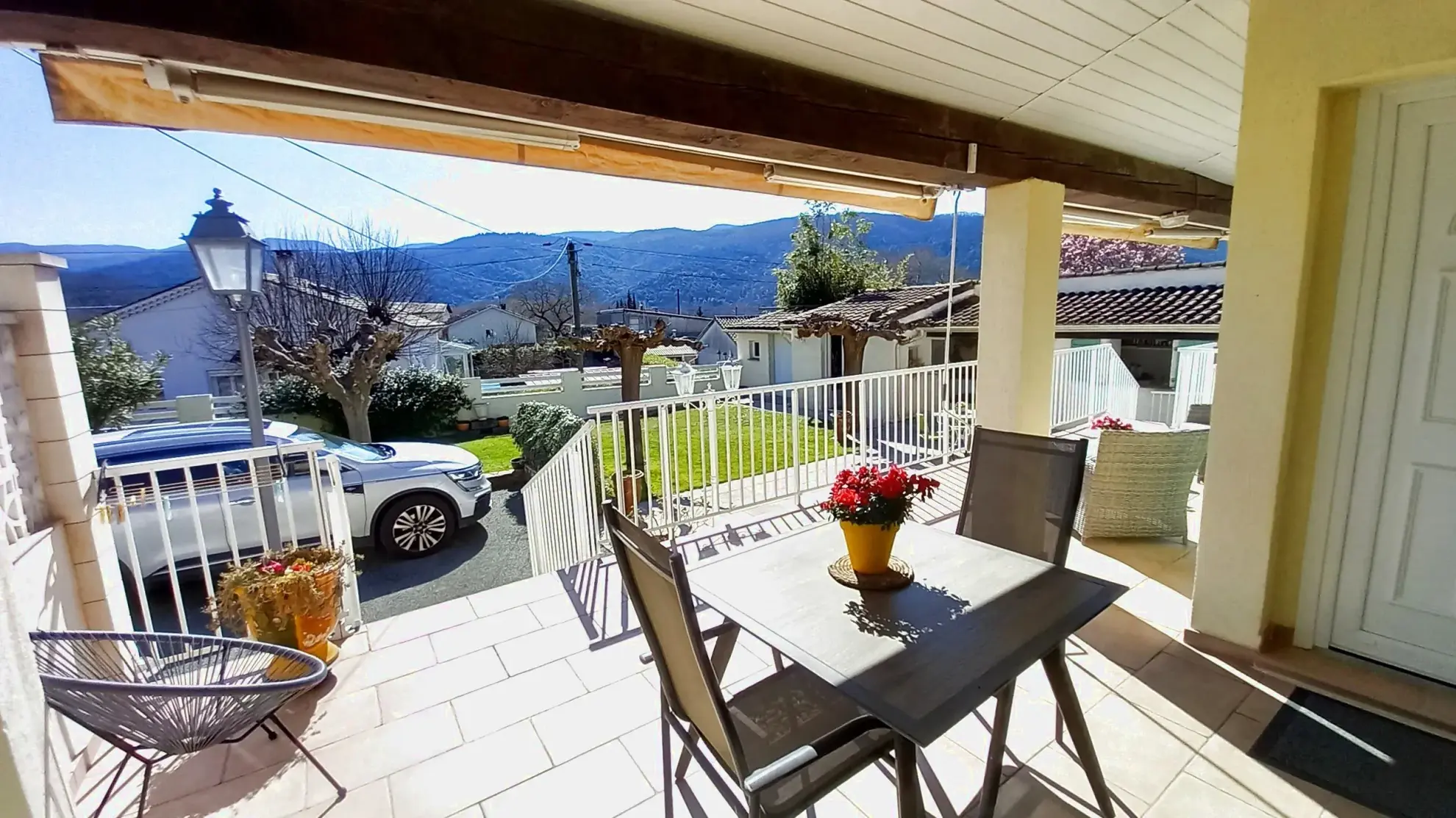 Villa avec piscine, terrasse, garage et vue dégagée à Le Poujol-sur-Orb 