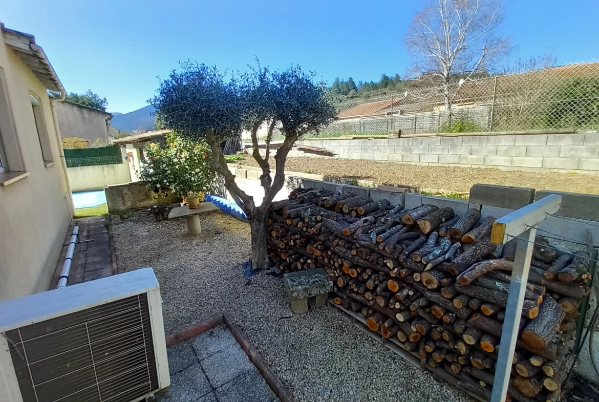 Villa avec piscine, terrasse, garage et vue dégagée à Le Poujol-sur-Orb 