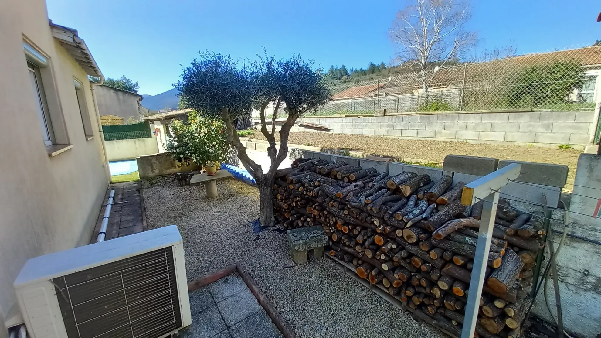 Villa avec piscine, terrasse, garage et vue dégagée à Le Poujol-sur-Orb 