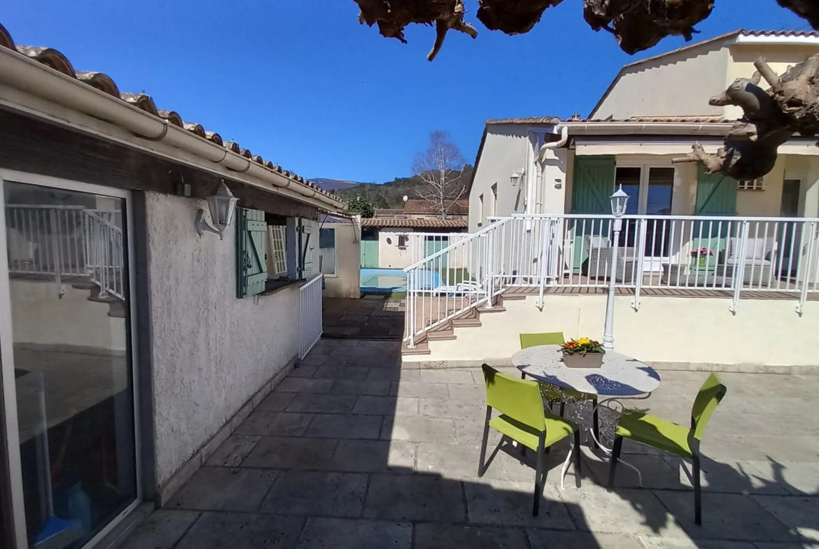 Villa avec piscine, terrasse, garage et vue dégagée à Le Poujol-sur-Orb 